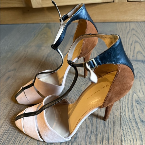 Zara Elegant Black and Tan Women's T-strap. Heels, size 9. EUC. - Picture 4 of 5